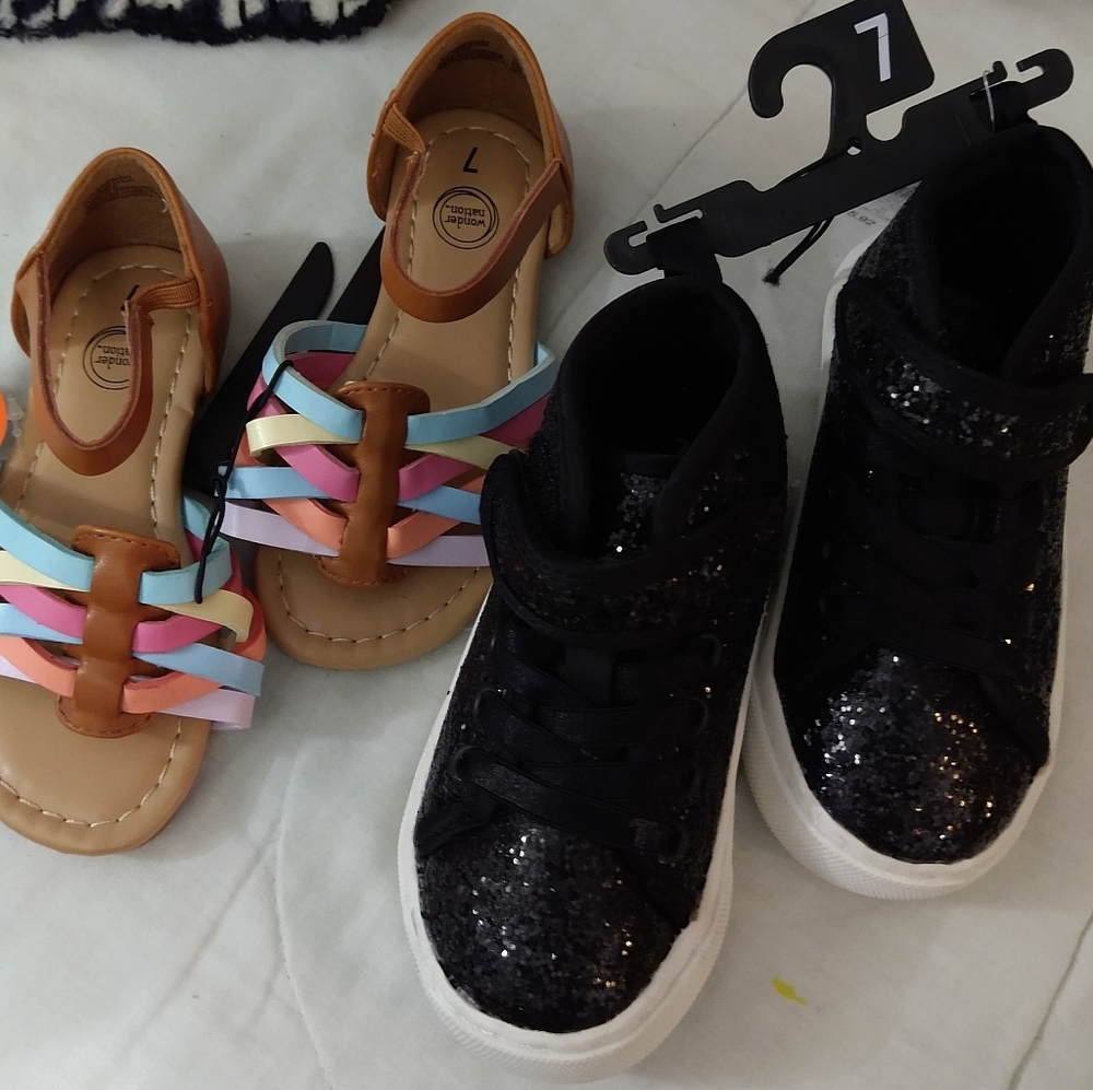 Sz 7 Girls shoes New with Tags